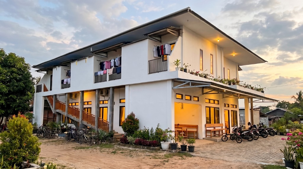 Eksterior Modern Kos Fitrah Bobong